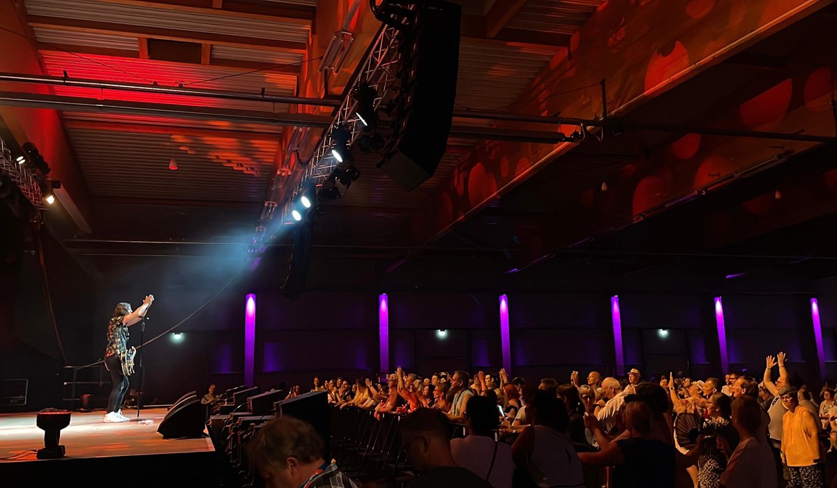 Björn Martins live auf der Bühne vor vollem Saal